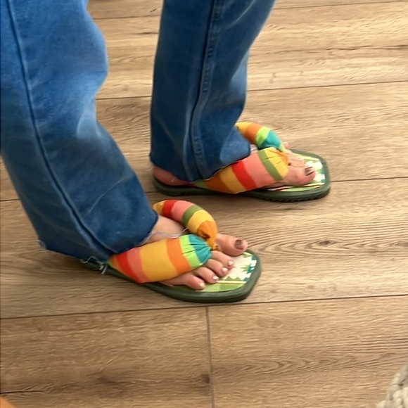 Farm Rio Pineapple Puffy Flip Flop - Picture 4 of 6